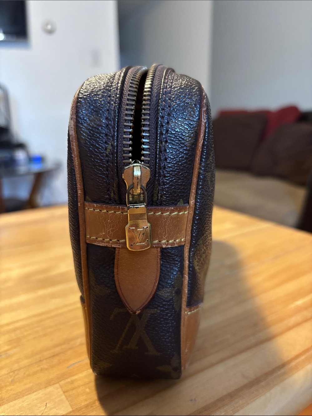 BUY THE CLUTCH/WRISTLET AT ASKING PRICE AND GET THE WALLET INCLUDED FOR FREE. - Picture 4 of 16